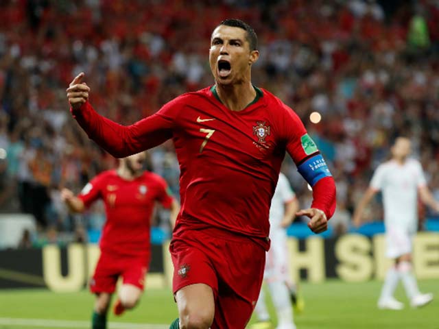 Ronaldo lập hat-trick World Cup: Fan đòi lại bức tượng "vạn người chê"