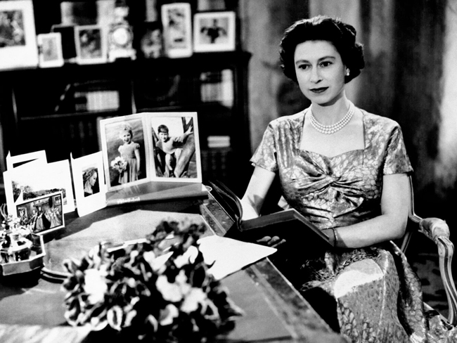 Nữ hoàng Elizabeth bên bàn làm việc vào Giáng sinh năm 1957