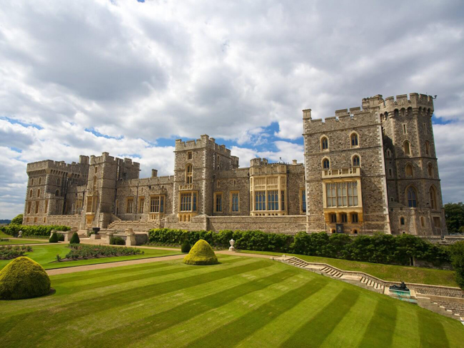 Lâu đài Windsor: Đây là nơi nữ hoàng hay đến vào cuối tuần và là nơi tổ chức lễ Phục sinh vào tháng 3, tháng 4 hàng năm. Đây là lâu đài chiếm đóng lớn nhất thế giới, theo trang web chính thức của hoàng gia công bố.