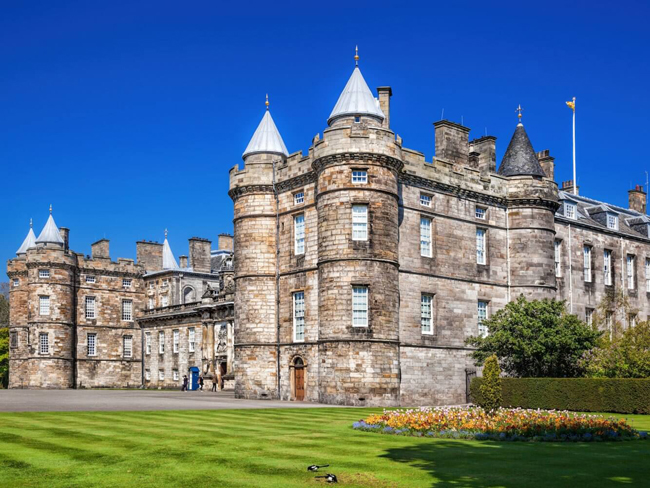 Cung điện Holyroodhouse - Edinburgh, Scotland: Được xây dựng từ năm 1128, cung điện Holyroodhouse trước đây là một tu viện. Cung điện mở cửa quanh năm cho công chúng tham quan, và là trung tâm của Tuần lễ Holyrood, một chuỗi liên hoan hàng năm của hoàng gia kỷ niệm lịch sử văn hóa Scotland từ cuối tháng 6 đến đầu tháng 7.