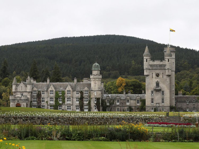 Lâu đài Balmoral - Aberdeenshire, Scotland: Balmoral là khu nghỉ mát của gia đình hoàng gia ở Scotland. Hoàng tử Albert mua nó tặng Nữ hoàng Victoria vào năm 1852 và cho xây dựng lại vào năm 1856. Lâu dài có diện tích 50.000 mẫu Anh và tổng cộng 150 tòa nhà.