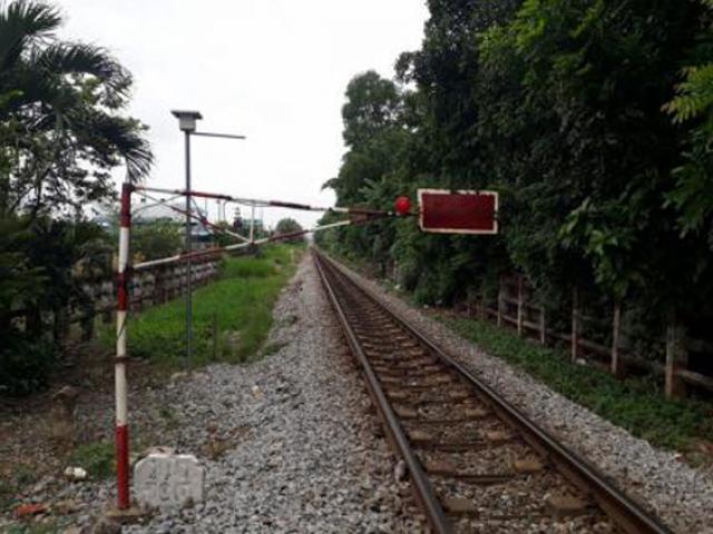 Tin tức trong ngày - Nữ nhân viên đường sắt "đau bụng" không kéo chắn, cả công ty bị kỷ luật