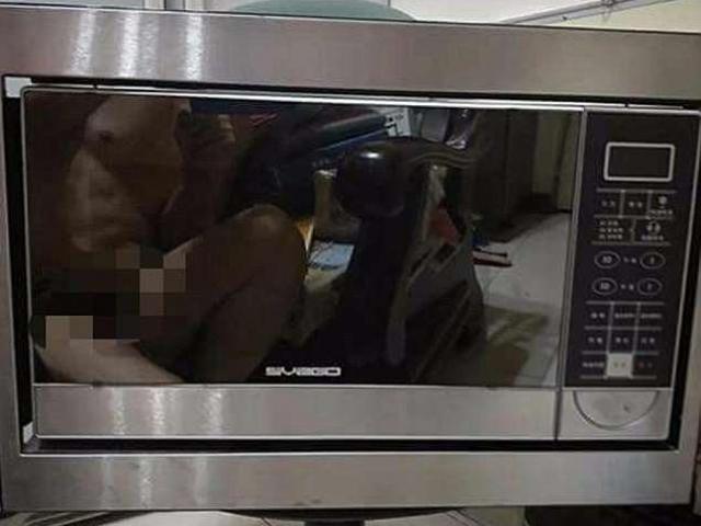 Bạn trẻ - Cuộc sống - Chàng trai vô tình "lộ hàng" khi đăng bán lò vi sóng trên mạng