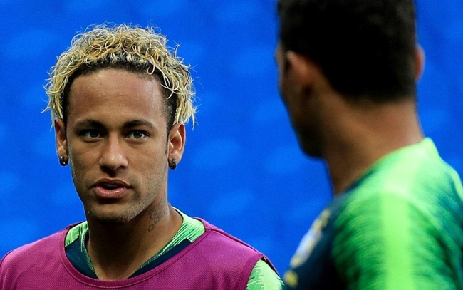 Câu chuyện tóc tai luôn là chủ đề được rất nhiều người hâm mộ quan tâm mỗi mùa World Cup khi môi cầu thủ đều muốn tạo dấu ấn riêng cho mình. Tại mùa năm nay, cái tên Neymar đang gây sốt trên mạng xã hội với kiểu đầu xoăn nhuộm vàng không giống ai. Trên Twitter, nhiều người gọi đây là style "mỳ tôm", thậm chí còn đăng tải hình ảnh hộp mỳ hay những khoảnh khắc hài hước khác để so sánh. 