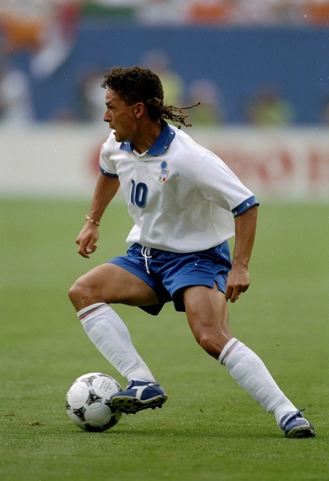 Dù không may mắn giành cúp như Ronaldo nhưng huyền thoại Roberto Baggio vẫn là cái tên đáng nhớ tại World Cup 1994 nhờ kiểu tóc đuôi ngựa khá khó hiểu và cú sút hỏng để đời khiến đội tuyển Italy vuột mất chức vô địch vào tay Brazil.&nbsp;