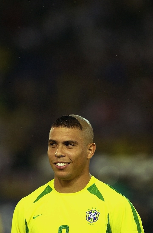 Không hề thua kém đàn em, &#34;người ngoài hành tinh&#34; Ronaldo đã từng làm cả thế giới sửng sốt với kiểu đầu móng lừa kinh điển tại World Cup 2002. Không chỉ gây ấn tượng bằng phong cách quái dị, &#34;Rô béo&#34; còn ghi dấu ấn với loạt bàn thắng đưa đội tuyển Brazil đến ngôi vô địch thế giới lần thứ 5.