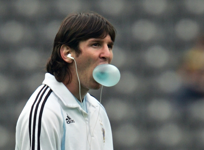 Ngôi sao của tuyển Argentina - Messi không nằm ngoài danh sách kiểu đầu tệ nhất qua các mùa World Cup khi nhiều năm trung thành với kiểu tóc dài lỗi thời.