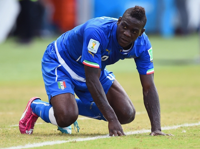 Siêu quậy Balotelli của tuyển Italy nhiều năm liền vẫn trung thành với kiểu đầu khó thổ dân dù không mấy phù hợp với gương mặt góc cạnh.&nbsp;