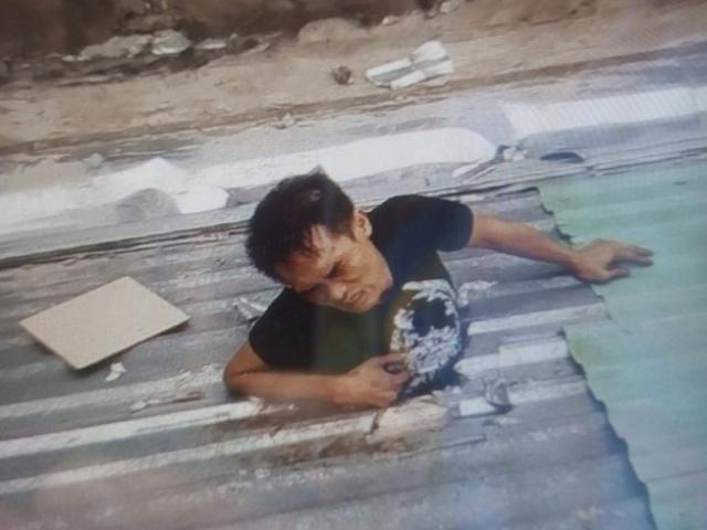Đi ăn trộm điện thoại, thanh niên bị mắc kẹt trên mái nhà ở Sài Gòn
