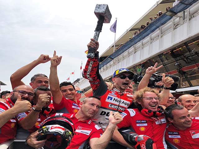 Thể thao - Đua xe MotoGP: Xe bốc lửa như "Ma tốc độ", 12 chiến mã bỏ cuộc