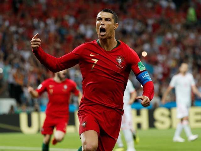 Bóng đá - Ronaldo lập hat-trick World Cup: Fan đòi lại bức tượng "vạn người chê"