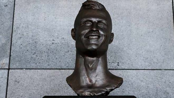 Ronaldo lập hat-trick World Cup: Fan đòi lại bức tượng &#34;vạn người chê&#34; - 1