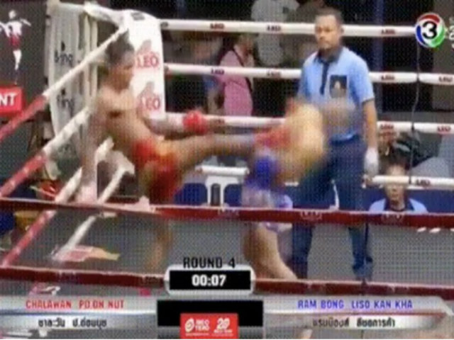 Muay Thái ”điên rồ”: Tung cước trúng quai hàm, đối phương ngất lịm