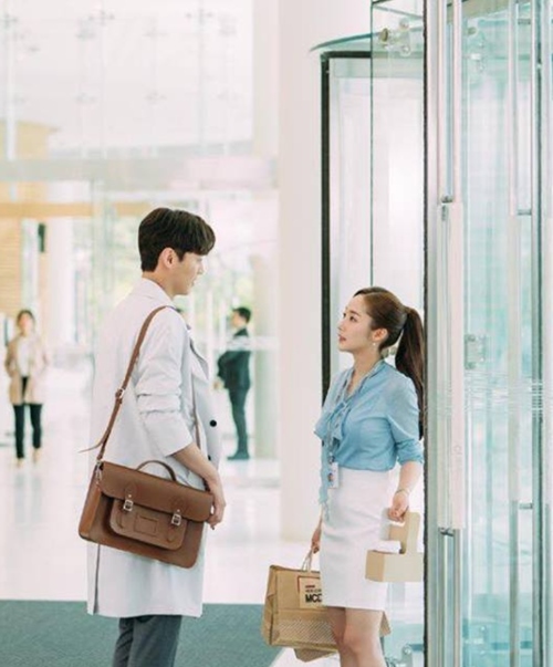 Học cách mặc đồ công sở cực xinh của “thư ký Kim” - 4