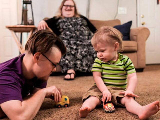 Sức khỏe đời sống - Hy hữu: Ông bố tự sinh con và cho con bú