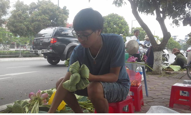 Theo anh Vũ, một trong những người ướp trà sen đã 5 năm qua cho biết, để ướp trà mộc, người ướp trà phải dậy từ sáng sớm hái những bông sen còn đượm sương đêm, sau đó mang về lách từng cánh lá sen ra để đổ chè vào.