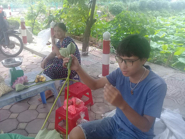 1Kg chè ướp được 100 bông sen, nghĩa là 1kg chè búp sen có giá lên tới 4 triệu đồng nhưng vẫn được rất nhiều người dân Hà thành ưa chuộng.