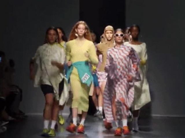 Xu hướng thời trang - Người mẫu catwalk "hùng hục" đầy thú vị ở show Aalto