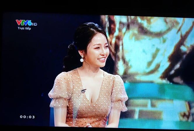 Các hot girl bình luận bóng đá: Hãy sexy, cười tươi và... cấm nói - 1