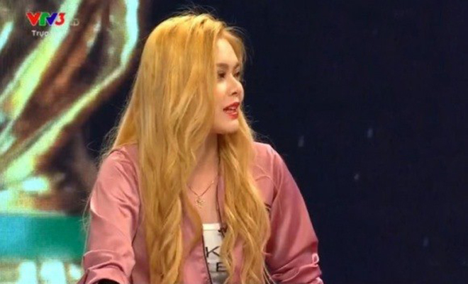 Các hot girl bình luận bóng đá: Hãy sexy, cười tươi và... cấm nói - 3