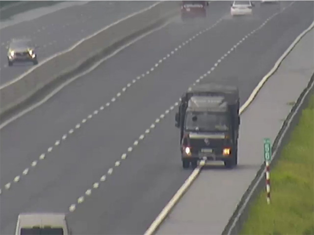 Tin tức trong ngày - Xe tải nháy đèn pha, lao ngược chiều vun vút gần 10km trên cao tốc