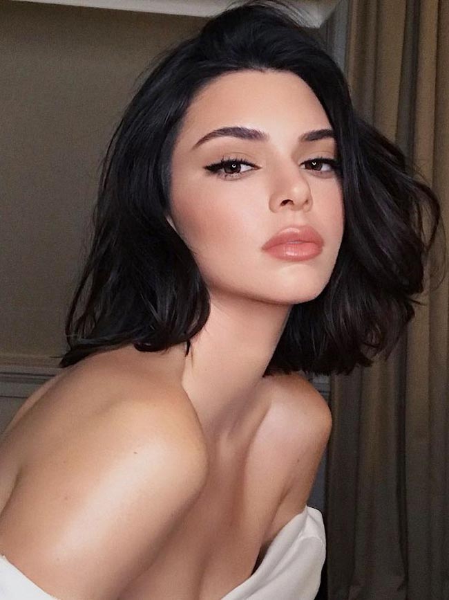 Mỹ nhân thế hệ mới của Hollywood, Kendall Jenner được khen ngợi nhiều với lối trang điểm nude rất nhạt, làn da bóng khỏe tự nhiên, viền mắt sắc vừa phải.