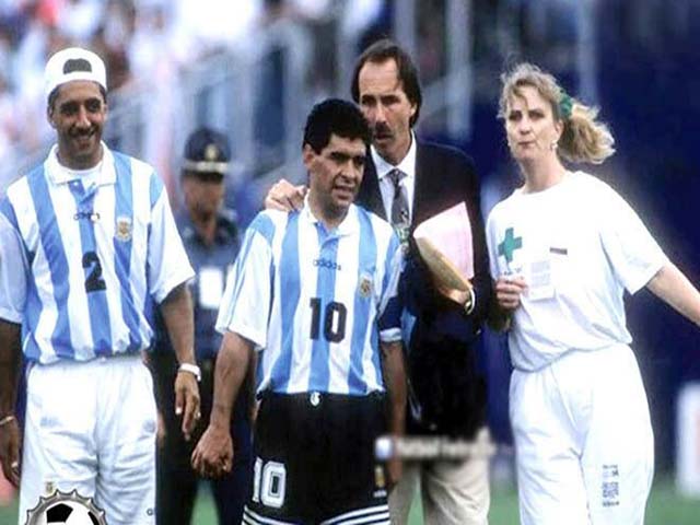 World Cup 2018 - SAO World Cup bị đuổi: Maradona dùng ma túy, huyền thoại Pháp "tòm tem" vợ bạn