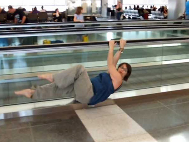 Tranh vui - Ngỡ ngàng khi bắt gặp hình ảnh "oái oắm" ở sân bay