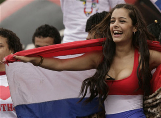 Chân dài người Paraguay nổi tiếng từ sau những lần xuất hiện trên khán đài của World Cup 2010. Cô sinh ngày 22.2.1985 ở Asunción, là một trong những người mẫu và diễn viên có mức thù lao cao nhất ở đất nước Paraguay.
