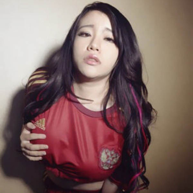 Các đội tuyển châu Á năm nay thi đấu khởi sắc ở World Cup nhờ những fan nữ hết mình cổ vũ.