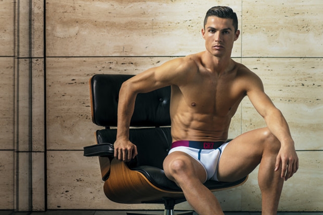 Không những vậy anh còn cho ra mắt thương hiệu CR7 của chính mình.&nbsp;