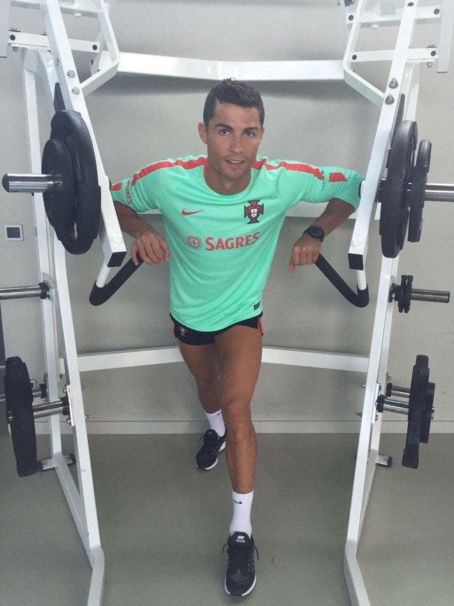 Khi còn trẻ anh từng mắc bệnh tim và có nguy cơ phải từ bỏ ước mơ sân cỏ. Sau khi phẫu thuật Ronaldo đã trở lại với sự nghiệp và quyết tâm vào phòng gym để cải thiện bản thân. 