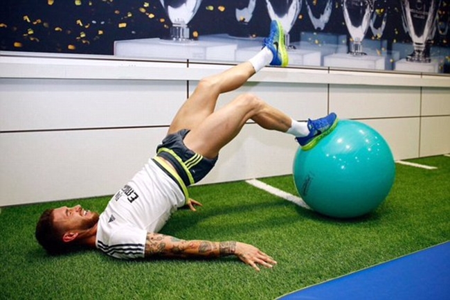 Ramos không chi chú trọng vào phần trên cơ thể mà ngay cả các bài tập chân cũng đều được anh thực hiện đầy đủ để tạo sự cân đối.