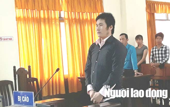 Dùng 2 con dao đâm chết &#34;vợ hờ&#34; rồi đi đầu thú - 1
