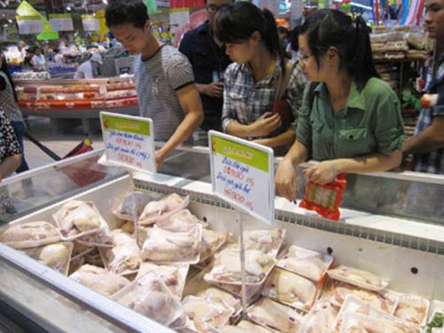 Gà mái đẻ "siêu rẻ" ồ ạt tràn về ngoại ô, đồng giá 70.000 đồng/con - 2