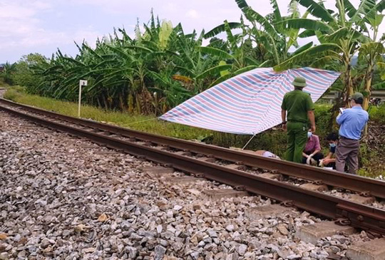 Kê đầu trên đường ray, nam thanh niên bị tàu cán tử vong - 1