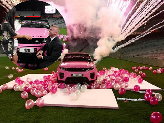 Bạn trẻ - Cuộc sống - Màn cầu hôn ấn tượng bằng xế "khủng" tiền tỷ giữa sân vận động