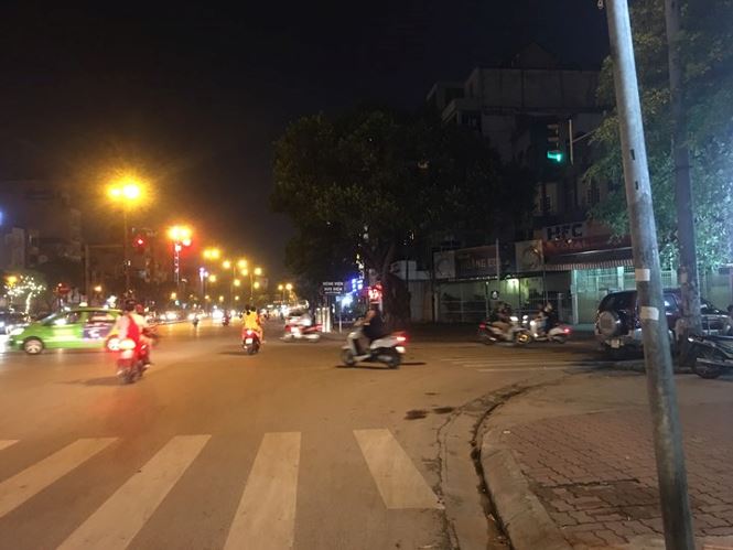 Đối tượng nghi ngáo đá đâm nam thanh niên rồi bỏ chạy lên mái nhà - 2