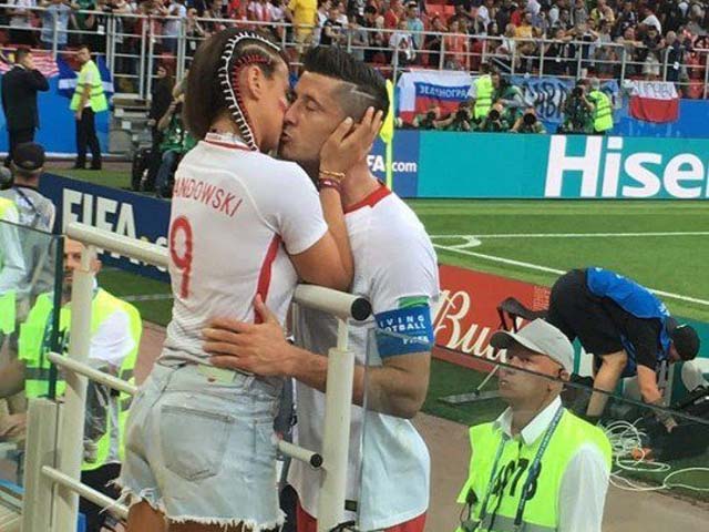Ấn tượng World Cup 20/6: Vợ xinh trao nụ hôn nồng cháy, an ủi Lewandowski