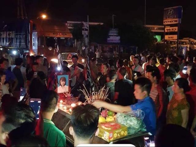 Tin tức trong ngày - Người thân 2 thiếu nữ tử vong ở Hưng Yên mang quan tài ra phố
