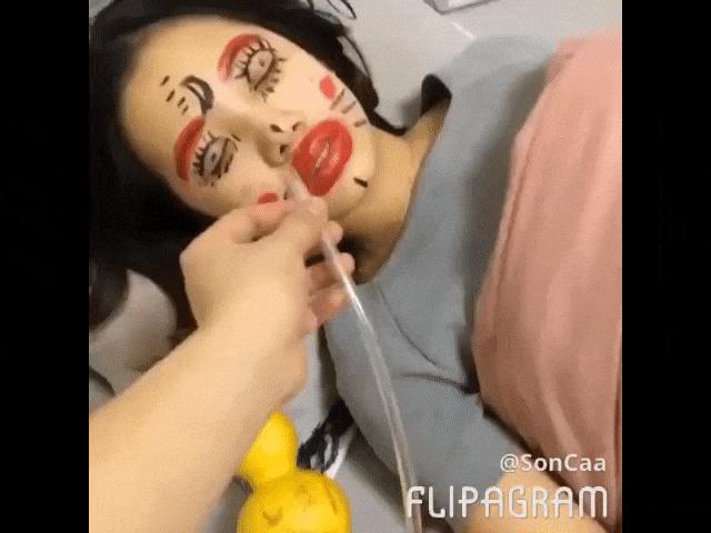 Video Clip Cười - Đừng dại dột đi ngủ khi ông chồng đang thức xem World Cup