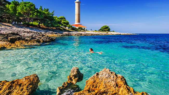 Ngọn hải đăng Veli Rat, Dugi otok: Ngọn hải đăng Veli Rat nhìn ra làn nước trong xanh của Biển Adriatic, nơi đây đẹp lung linh như một bức tranh.