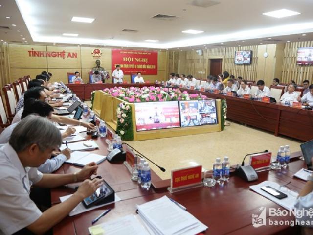 Chủ tịch tỉnh đang kết luận, cán bộ huyện bất ngờ bỏ về hết