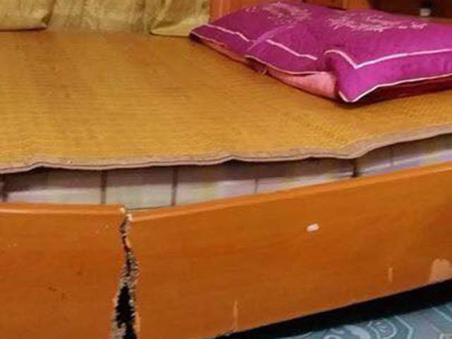 Bạn trẻ - Cuộc sống - Đăng ảnh ăn mừng World Cup mà sập đôi giường, vợ chồng trẻ khiến dân mạng cười ra nước mắt