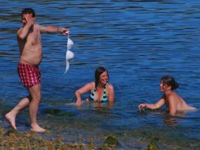 Tranh vui - Bắt gặp những khoảnh khắc "bi hài" trên bãi biển