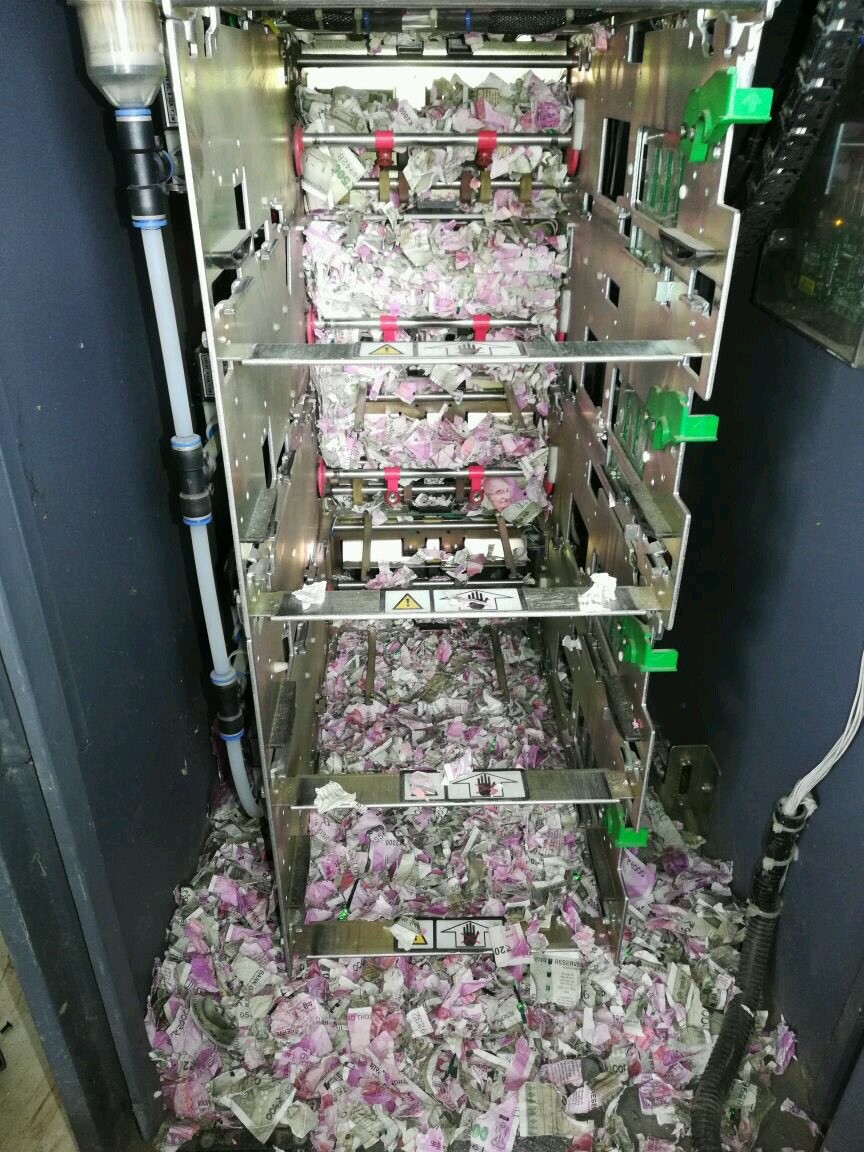 “Xót ruột” cảnh 400 triệu đồng trong máy ATM bị chuột nhai nát - 1
