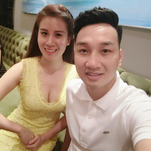 Vợ sexy của MC Thành Trung chăm chồng thức đêm xem bóng đá - 1