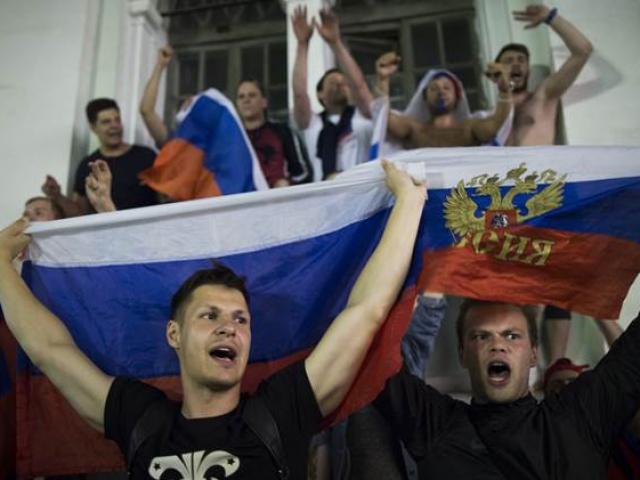 Bóng đá - Bi hài World Cup 2018: CĐV chủ nhà bị đuổi đánh sấp mặt vì nghịch dại