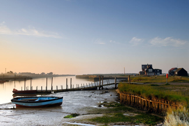 Walberswick, Anh: Làng chài ở vùng Suffolk được bình chọn là một trong 20 địa điểm thanh bình nhất Anh quốc. Tới đây, du khách có thể chiêm ngưỡng những túp lều nhiều màu sắc, ngọn hải đăng, bến cảng yên tĩnh đến kỳ lạ.