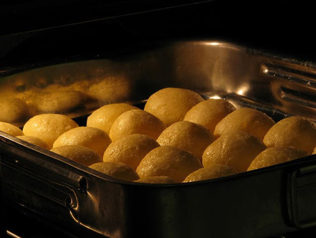 Pão de Queijo: Gồm một lớp vỏ bột mì với nhân phô mai được chiên ngập trong dầu, giòn tan, thơm ngon.